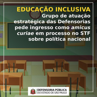 Card da Defensoria Pública do Estado de São Paulo indicando a frase, em amarelo: "Grupo de Atuação Estratégica das Defensorias Públicas Estaduais e Distrital nos Tribunais Superiores pede seu ingresso como amicus curiae no processo no STF Sobre Política Nacional". Como marca d'agua do card, uma imagem translúcida em desenho representando uma sala de aula, com algumas carteiras escolares em tons de cor marrom vistas do fundo da classe, além de um quadro negro, acima deste, um relógio em uma parede em tons de verde.